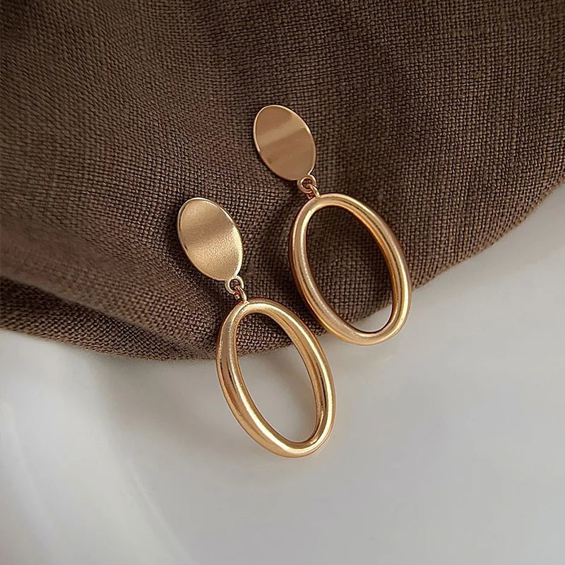 Élan Smooth Drop Earrings