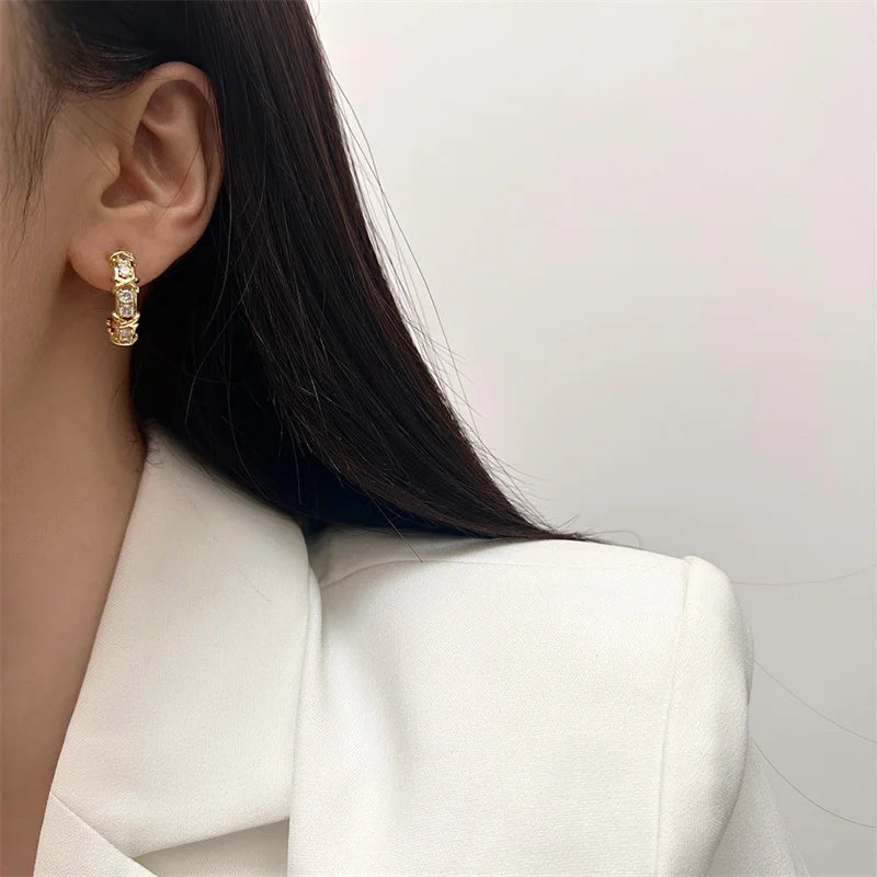 Élégance Héritée – Vintage X-Cross Zircon Stud Earrings